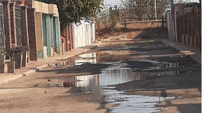 Colapsan aguas negras en una calle de Altos del Sol Amada