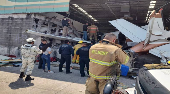 Tres muertos deja caída de una avioneta en un supermercado de México