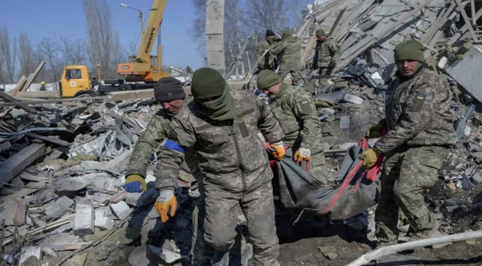 Decenas de personas mueren en un bombardeo de un cuartel en Ucrania