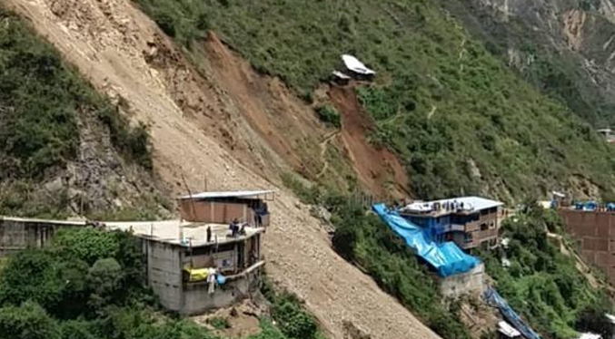 Deslizamiento de tierra deja al menos siete desaparecidos y sesenta viviendas sepultadas en Perú