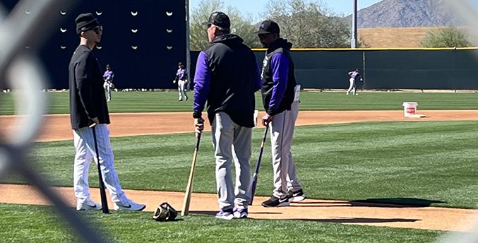 Carlos González vuelve a vestir la camisa de los Rockies como instructor