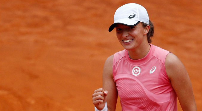 Polaca Swiatek se asegura el número 1 de la WTA al ganar en su estreno en Miami