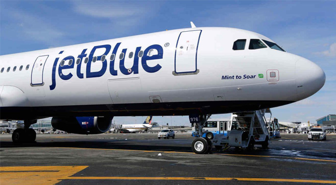 Arrestan a piloto de JetBlue que iba a volar borracho y con un arma de Nueva York a Florida