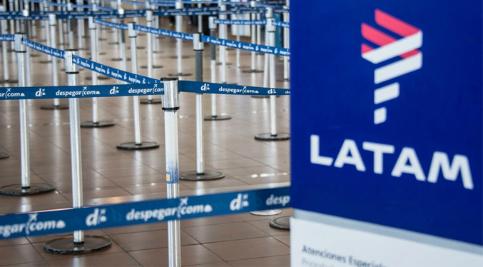 Ingresos de aerolínea LATAM caen 51 % en 2021 frente a 2019