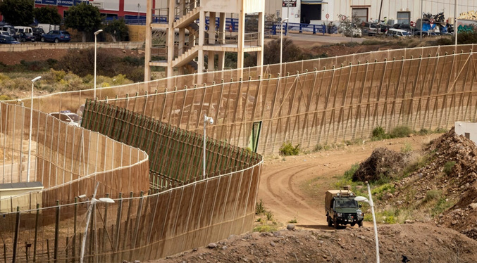 Unos 1.000 migrantes intentan entrar, sin éxito, en el enclave español de Melilla