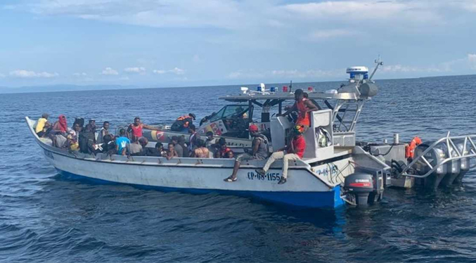 Tres venezolanos dentro de un grupo de migrantes rescatados en el Golfo de Urabá