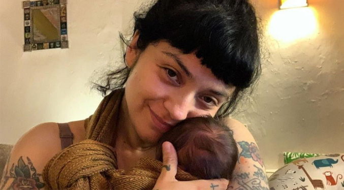 Mon Laferte comparte la foto más tierna de su bebé