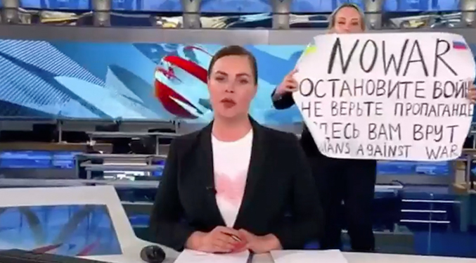 Periodista rusa irrumpe el principal noticiero con mensaje contra la guerra (Video)