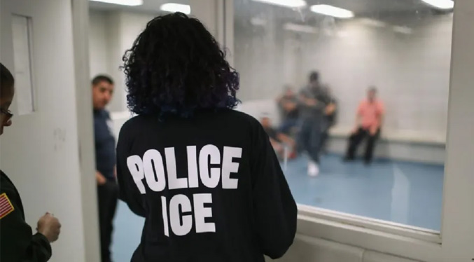 Inmigrantes detenidos por ICE acusan a la agencia de usar sustancias tóxicas
