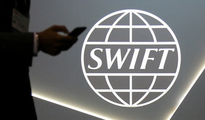UE desconecta a siete bancos rusos de SWIFT pero no a Sberbank