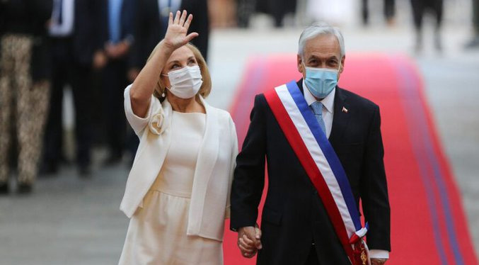 Piñera se despide de la Moneda tras cuatro años de controvertida Administración