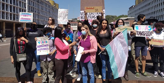 Activistas protestan frente al CNE para exigir derecho a la identidad de las personas trans