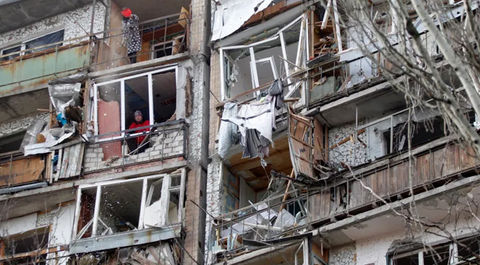 Niña muere deshidratada en Ucrania en las ruinas de una casa bombardeada