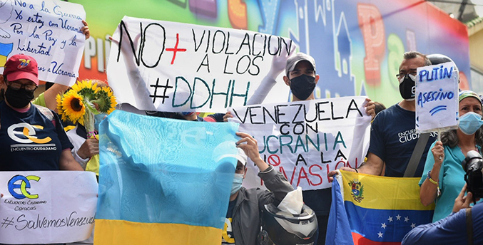 Venezolanos manifiestan en sede de la UE para mostrar apoyo a Ucrania