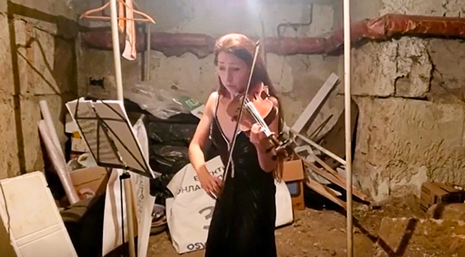 Violinistas en Ucrania aseguran que pueden hacer más con la música que con las armas