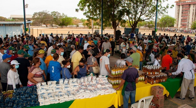 Alcaldía de Maracaibo distribuye más de 20 toneladas de alimentos en Juana de Ávila 