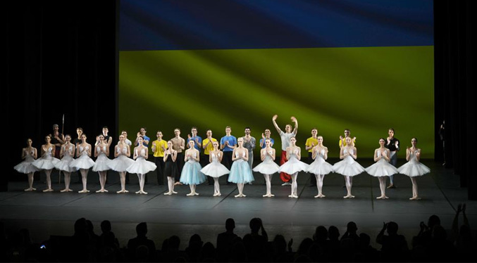 Jóvenes bailarinas ucranianas atrapadas en el extranjero obtienen residencia en París
