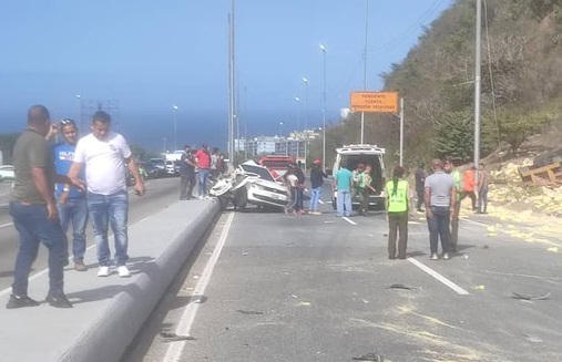 Al menos dos muertos y dos heridos tras volcarse camión en La Guaira