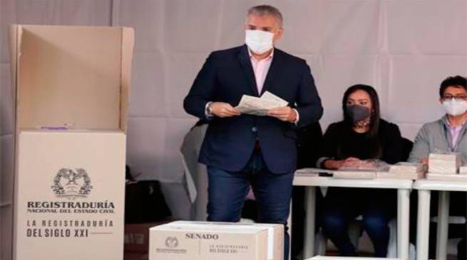 Duque emite su voto y destaca el «hito histórico» de curules de paz