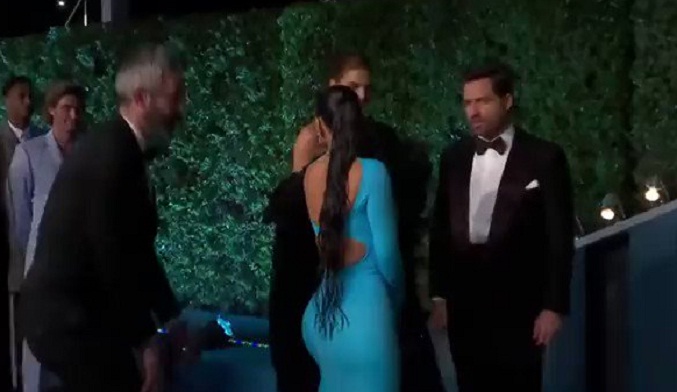 Paparazzi capturan a Édgar Ramírez codeándose con las Kardashian