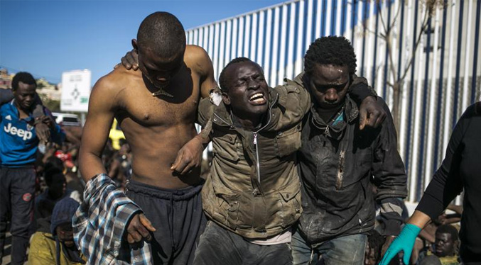 Cientos de migrantes entran a un enclave español en África