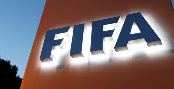 FIFA pide sanción para clubes por racismo de sus aficionados