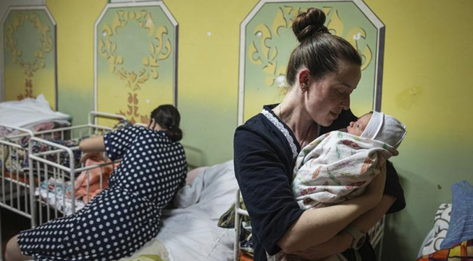 Maternidades en Ucrania se mueven a sótanos para proteger a pacientes