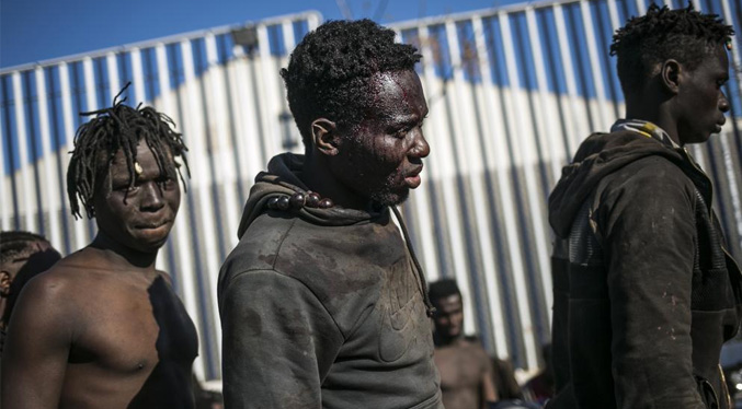 Cientos de africanos entran a Melilla por segundo día