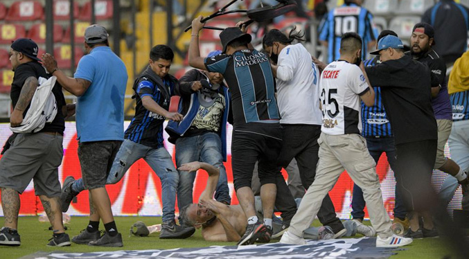 México suspende a 5 funcionarios tras violencia en estadio de fútbol