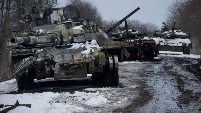 Tropas rusas avanzan desde Járkiv y Mariúpol para cercar a ucranianos