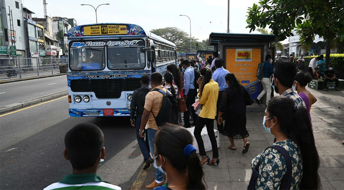 La escasez de combustible se agrava en Sri Lanka y los transportes se ven muy perturbados