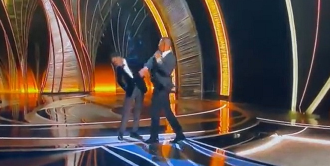 Will Smith golpea a Chris Rock a media transmisión de los Oscar (Video)