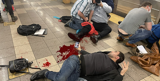 Tiroteo en el metro de Nueva York deja varios heridos, según medios locales