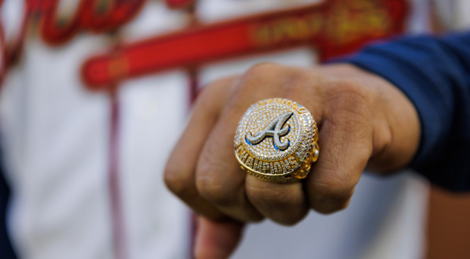 Bravos reciben anillo de Serie Mundial y lo celebran con triunfo sobre Rojos