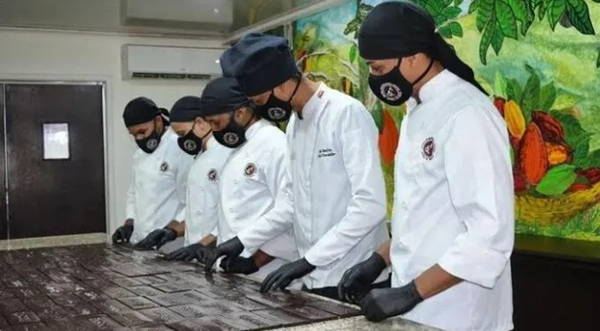 Intentaron un Récord Guinness en Monagas por línea de barras de chocolate más larga del mundo