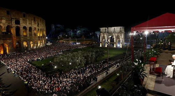 Unos 10 mil fieles acogieron al Papa durante el Vía Crucis en el Coliseo de Roma