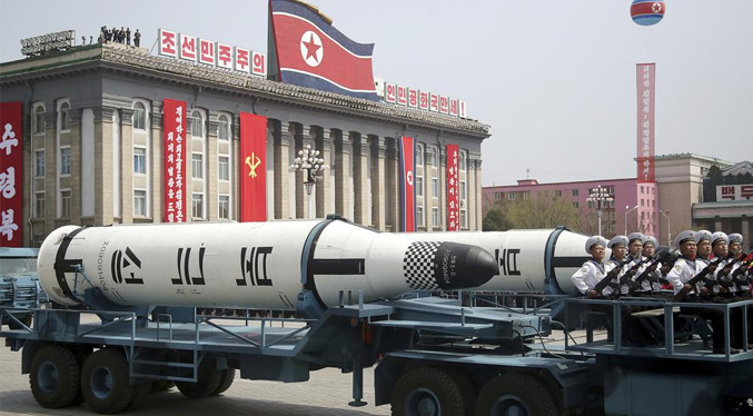 Kim de Corea del Norte promete reforzar capacidad nuclear durante desfile