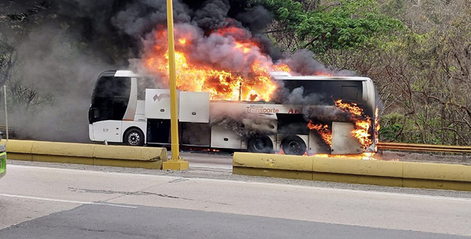 Expreso de la Misión Transporte se incendia en plena autopista Puerto Cabello – Valencia