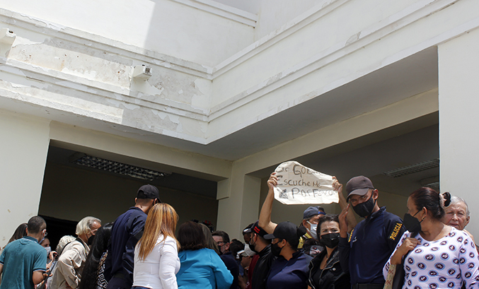 Pacientes de hospitales de Zulia están «cansados» de esperar por atención e insumos