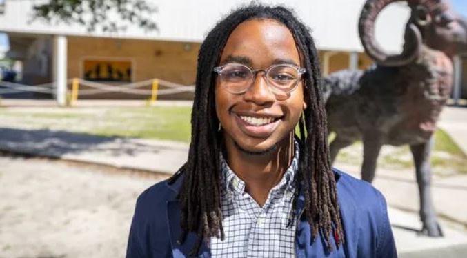Estudiante de Florida aceptado en 27 universidades y recibe $ 4 millones en becas