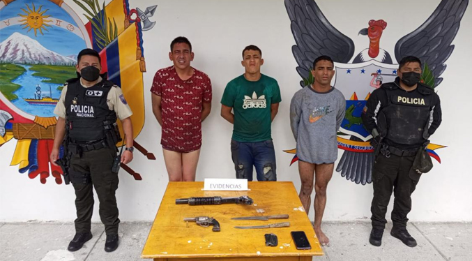 Dejan en ropa interior a tres ladrones venezolanos en Ecuador