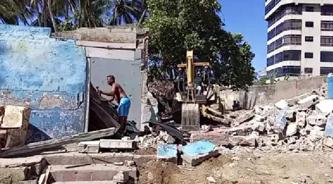 Derrumban estructuras ilegales en las costas de Pampatar
