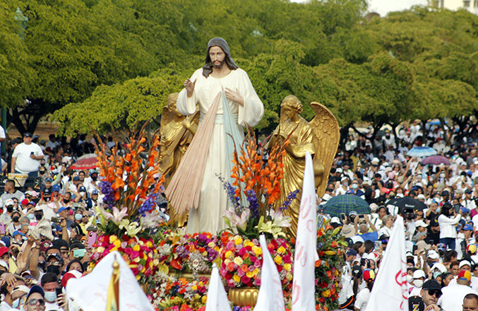 Más de dos mil rosas y 120 capullos de lirios adornarán la carroza de Jesús de la Misericordia