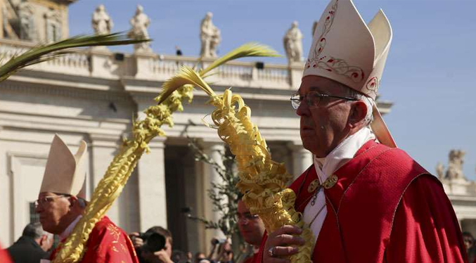 El Papa no se postró en el suelo del templo como manda la tradición por problemas en la rodilla