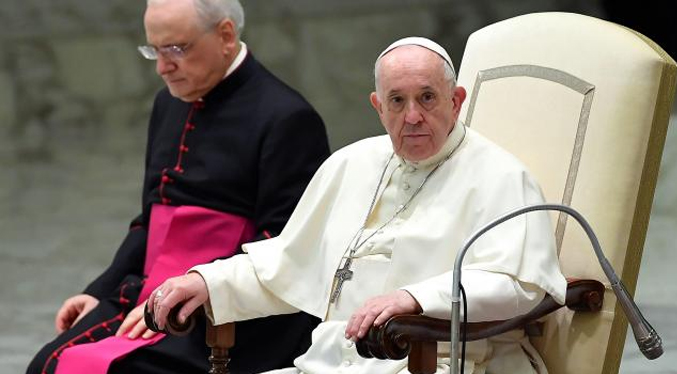 Médicos piden al Papa que no camine por el problema en sus piernas