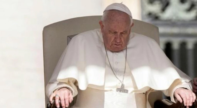 Dolor de rodilla obliga al Papa a permanecer sentado durante audiencia semanal
