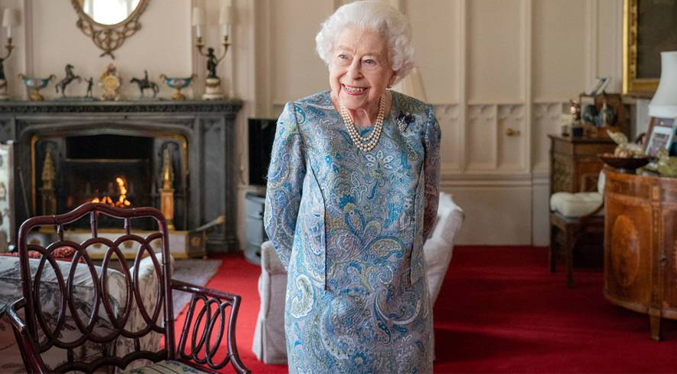 La reina Isabel II aparece mostrando una sonrisa y posando sin bastón