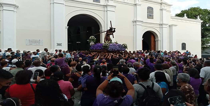 Delincuentes con armas largas terminan a tiros la procesión de El Nazareno