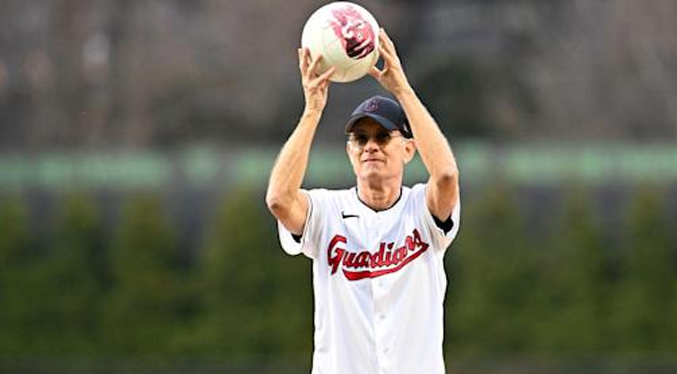 Ovacionan a Tom Hanks durante el lanzamiento en un saque de honor en la MLB (Video)