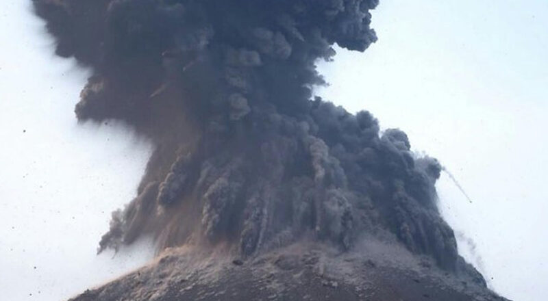 Volcán Anak Krakatoa pone en alerta a Indonesia por erupción
